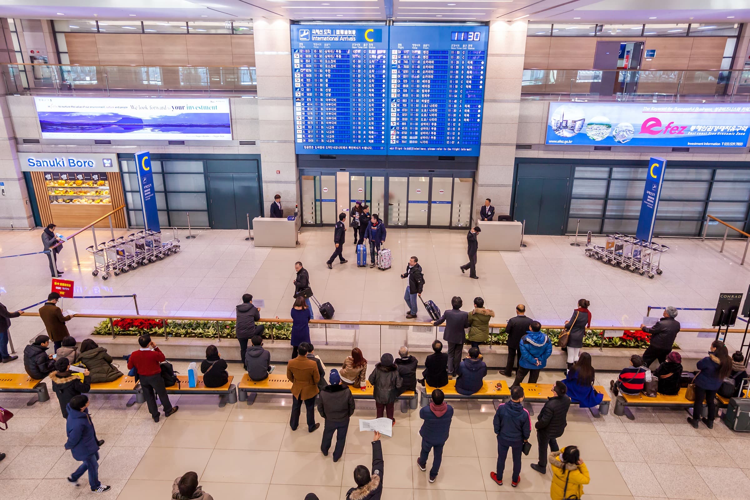 인천공항 국제선 도착장에서 여행객이 캐리어를 끌고 나오는 모습